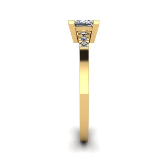 3개의 스몰 사이드 다이아몬드 옐로우 골드가 있는 프린세스 컷 다이아몬드 링,  이미지 확대 3