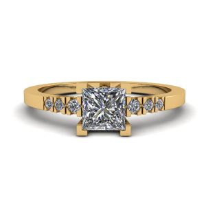 3개의 스몰 사이드 다이아몬드 옐로우 골드가 있는 프린세스 컷 다이아몬드 링