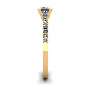 사이드 파베 옐로우 골드가 있는 V 프린세스 컷 다이아몬드 링 - 사진 2