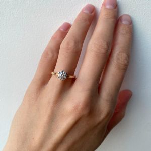 다이아몬드가 세팅된 혼합 금 약혼 반지 - 사진 4