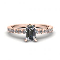 에메랄드 컷 다이아몬드가 세팅된 18K 로즈 골드 링