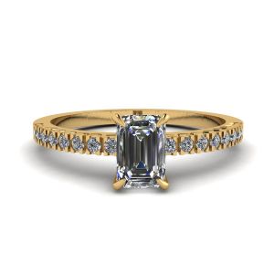 에메랄드 컷 다이아몬드가 세팅된 18K 옐로우 골드 링